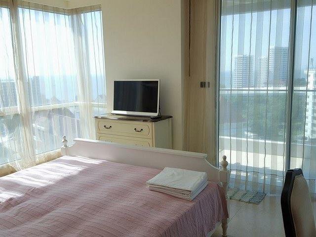 Condominium for sale Pratumnak Hill Pattaya showing the master bedroom Condominium for sale Pratumnak Hill Pattaya showing the master bedroom