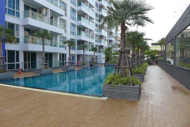 Condominium for sale Pratumnak Hill Pattaya showing the communal swimming pool