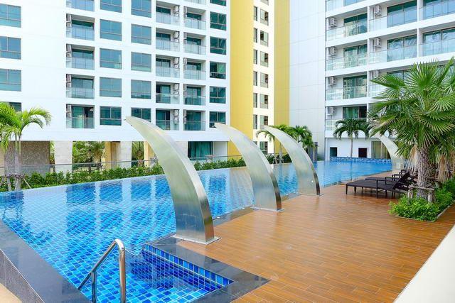 Condominium for sale Pratumnak Hill Pattaya showing the communal swimming pool Condominium for sale Pratumnak Hill Pattaya showing the communal swimming pool