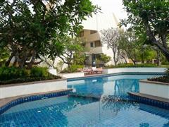 Condominium for sale in Jomtien showing the large shaded pool