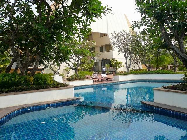 Condominium for sale in Jomtien showing the large shaded pool Condominium for sale in Jomtien showing the large shaded pool