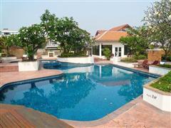 Condominium for sale in Jomtien showing the communal pool