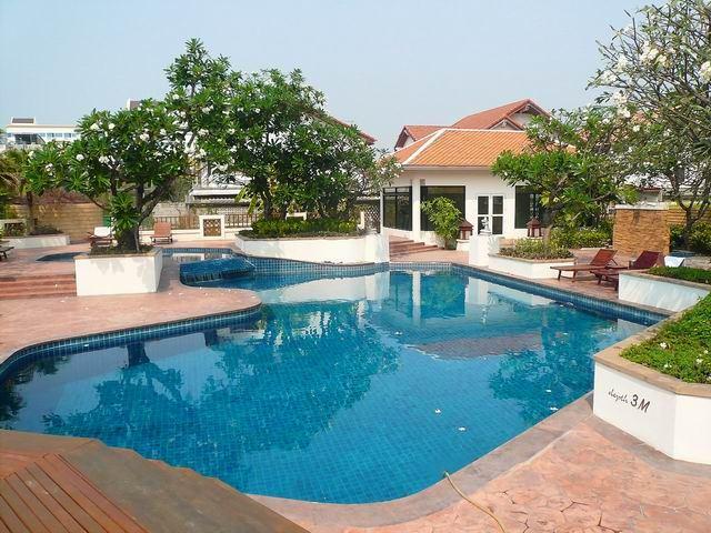 Condominium for sale in Jomtien showing the communal pool Condominium for sale in Jomtien showing the communal pool