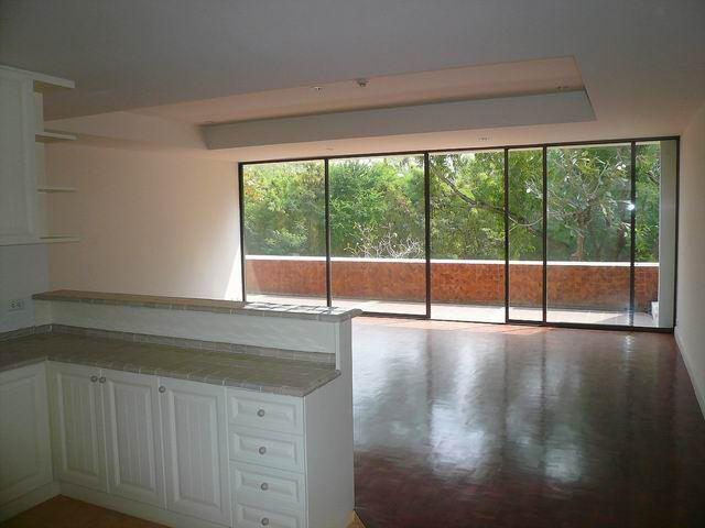 Condominium for sale in Jomtien showing the kitchen and living area Condominium for sale in Jomtien showing the kitchen and living area
