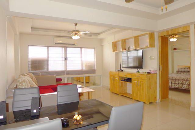 Condominium for sale South Pattaya showing the living and dining areas Condominium for sale South Pattaya showing the living and dining areas