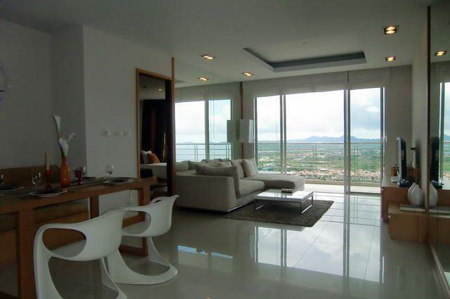 Condominium for sale in Na Jomtien showing the open plan living area Condominium for sale in Na Jomtien showing the open plan living area