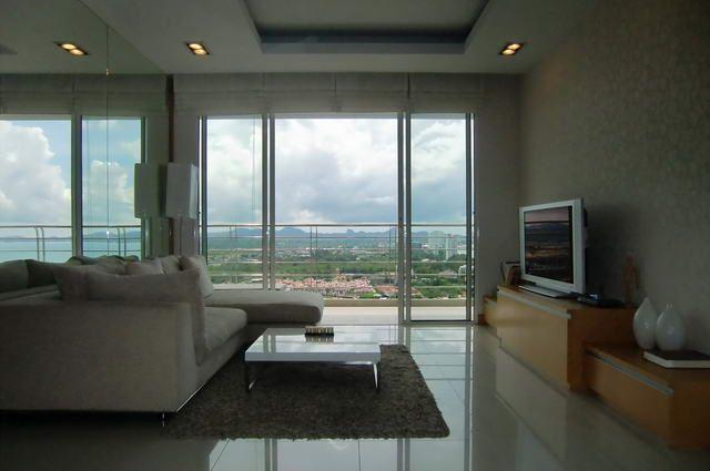 Condominium for sale in Na Jomtien showing the sitting area with TV Condominium for sale in Na Jomtien showing the sitting area with TV