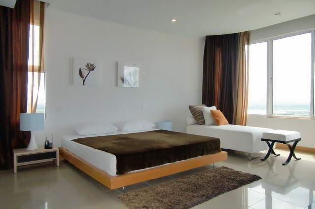 Condominium for sale in Na Jomtien showing the master bedroom Condominium for sale in Na Jomtien showing the master bedroom
