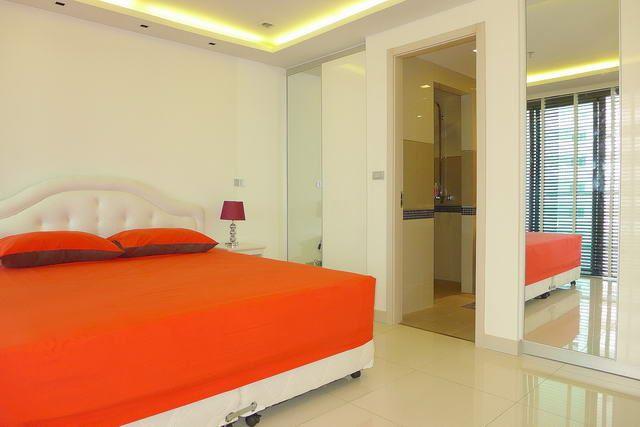 Condominium for sale WongAmat Pattaya showing the bedroom suite Condominium for sale WongAmat Pattaya showing the bedroom suite