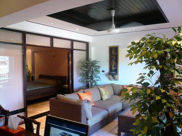 Condominium for sale in Jomtien showing the living and bedroom areas Condominium for sale in Jomtien showing the living and bedroom areas