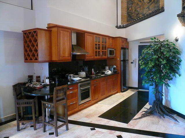 Condominium for sale in Jomtien showing the kitchen and dining area Condominium for sale in Jomtien showing the kitchen and dining area