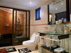 Condominium for sale in Jomtien showing the master bathroom