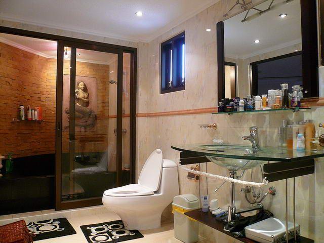 Condominium for sale in Jomtien showing the master bathroom Condominium for sale in Jomtien showing the master bathroom
