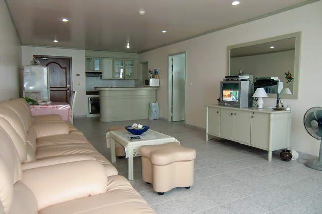 Condominium for sale in Jomtien showing the large living area Condominium for sale in Jomtien showing the large living area