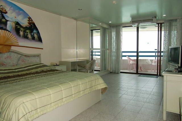 Condominium for sale in Jomtien showing the bedroom and balcony Condominium for sale in Jomtien showing the bedroom and balcony
