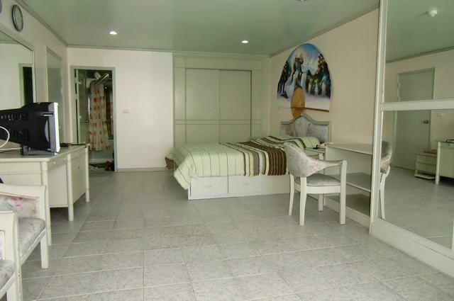 Condominium for sale in Jomtien showing the large bedroom area Condominium for sale in Jomtien showing the large bedroom area