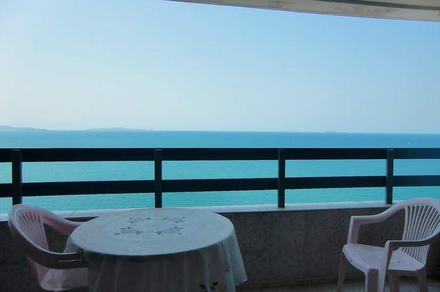 Condominium for sale in Jomtien showing the balcony Condominium for sale in Jomtien showing the balcony
