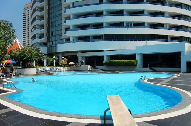 Condominium for sale in Jomtien showing the large condo pool