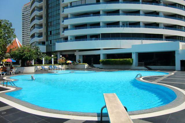 Condominium for sale in Jomtien showing the large condo pool Condominium for sale in Jomtien showing the large condo pool