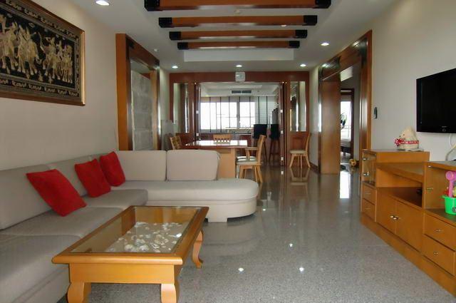 Condominium for sale in Na Jomtien showing the open plan living style Condominium for sale in Na Jomtien showing the open plan living style