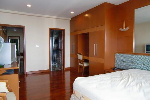 Condominium for sale in Na Jomtien showing the master bedroom area Condominium for sale in Na Jomtien showing the master bedroom area