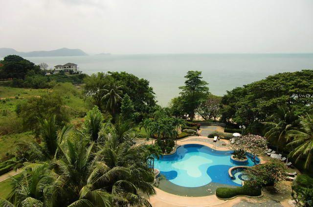 Condominium for sale in Na Jomtien showing the pool and ocean Condominium for sale in Na Jomtien showing the pool and ocean