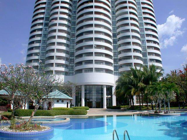 Condominium for sale in Na Jomtien showing the pool and condo Condominium for sale in Na Jomtien showing the pool and condo