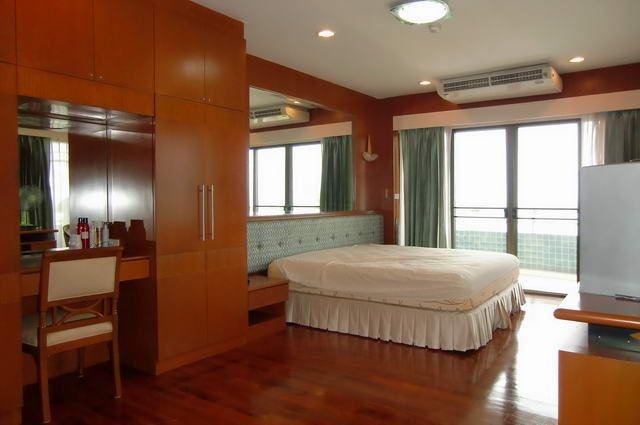 Condominium for sale in Na Jomtien showing the master bedroom Condominium for sale in Na Jomtien showing the master bedroom