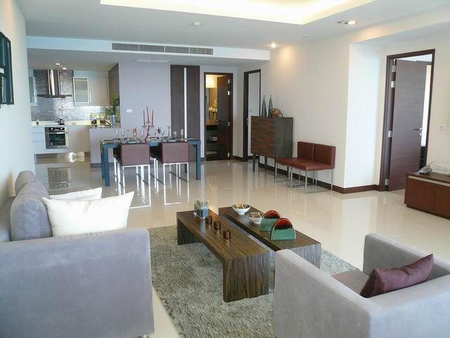 Condominium for sale in Na Jomtien showing the large living area