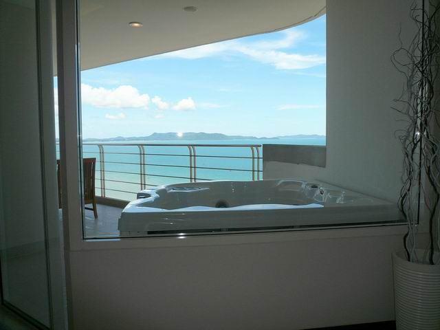 Condominium for sale in Na Jomtien showing the balcony Jacuzzi