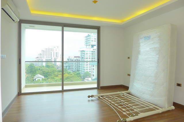 Condominium for sale Pratumnak Hill Pattaya showing the bedroom and balcony Condominium for sale Pratumnak Hill Pattaya showing the bedroom and balcony