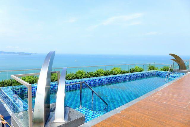 Condominium for sale Pratumnak Hill Pattaya showing the roof top swimming pool 