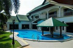 House for sale in Pattaya showing the house and pool