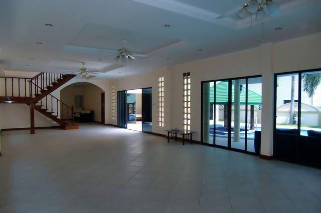 House for sale in Pattaya showing the large living area
