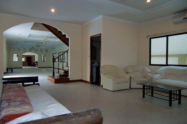 House for sale in Pattaya showing the open plan style House for sale in Pattaya showing the open plan style