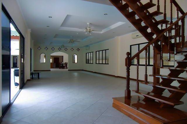 House for sale in Pattaya showing the staircase House for sale in Pattaya showing the staircase