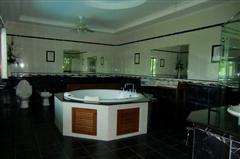 House for sale in Pattaya showing the master bathroom Jacuzzi