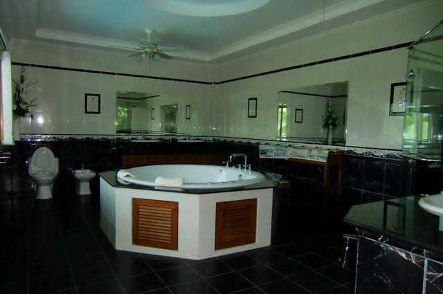 House for sale in Pattaya showing the master bathroom Jacuzzi