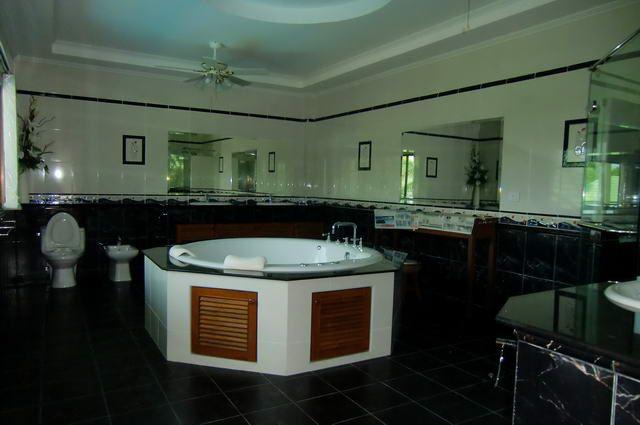 House for sale in Pattaya showing the master bathroom Jacuzzi House for sale in Pattaya showing the master bathroom Jacuzzi