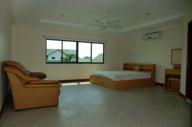 House for sale in Pattaya showing a the master bedroom House for sale in Pattaya showing a the master bedroom