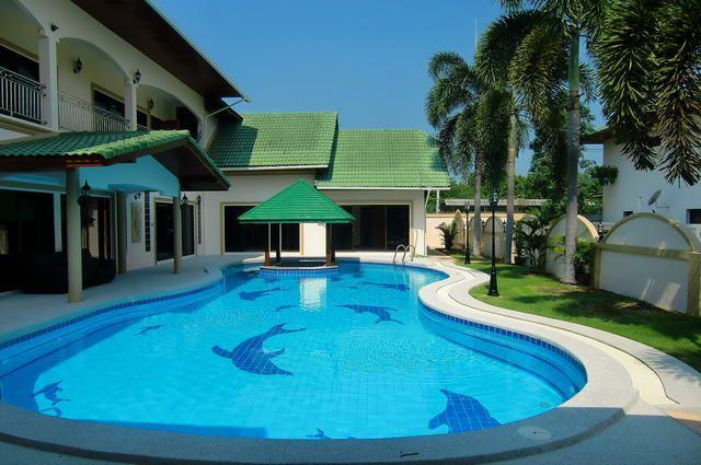House for sale in Pattaya showing the large private pool House for sale in Pattaya showing the large private pool