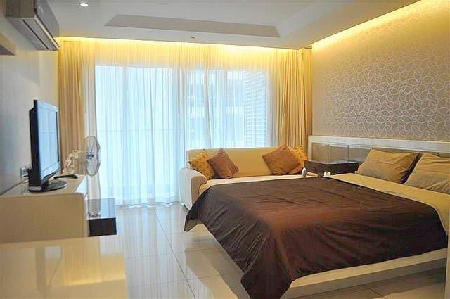 Condominium for sale Pratumnak Hill Pattaya showing the bedroom area and balcony Condominium for sale Pratumnak Hill Pattaya showing the bedroom area and balcony