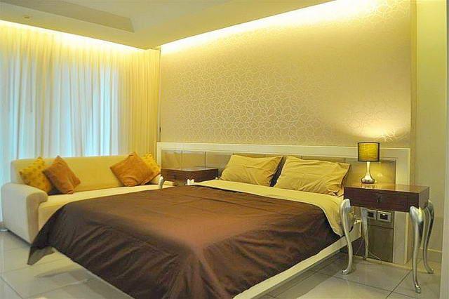 Condominium for sale Pratumnak Hill Pattaya showing the living and bedroom area Condominium for sale Pratumnak Hill Pattaya showing the living and bedroom area