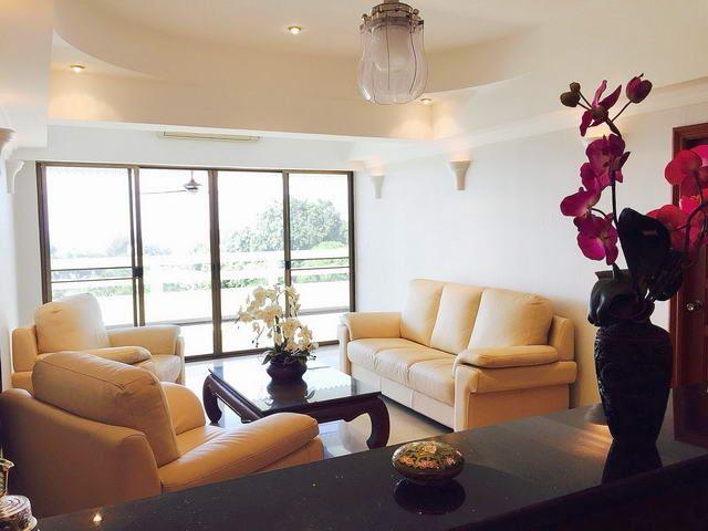 Condominium for sale Jomtien showing the living room and balcony