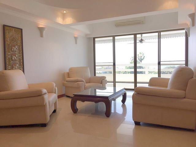 Condominium for sale Jomtien showing the living room Condominium for sale Jomtien showing the living room