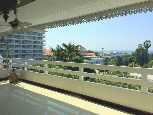 Condominium for sale Jomtien showing the large balcony Condominium for sale Jomtien showing the large balcony