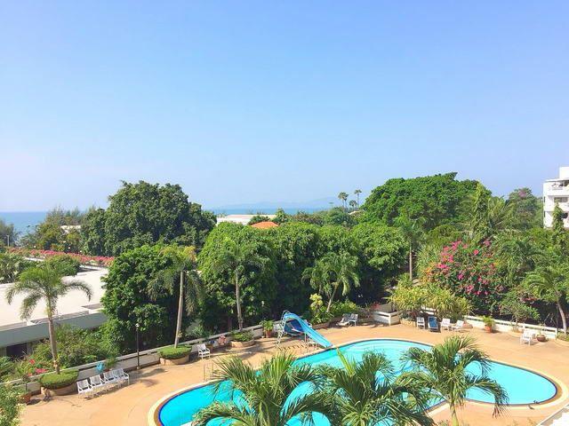 Condominium for sale Jomtien showing the balcony view Condominium for sale Jomtien showing the balcony view