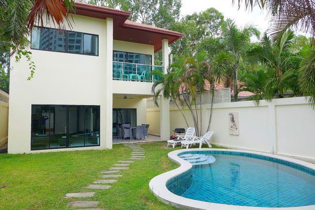 House for sale Pratumnak Hill Pattaya showing the house and pool