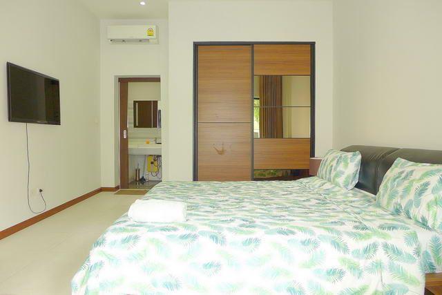 House for sale Pratumnak Hill Pattaya showing the master bedroom suite House for sale Pratumnak Hill Pattaya showing the master bedroom suite