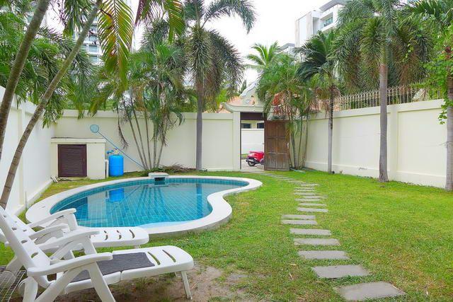 House for sale Pratumnak Hill Pattaya showing the private pool and garden 